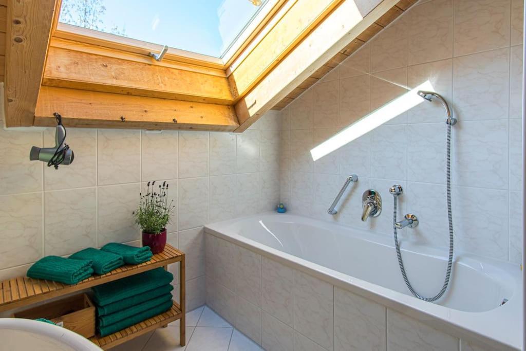 Luxury Living Near Weissensee +balcony +netflix Appartement