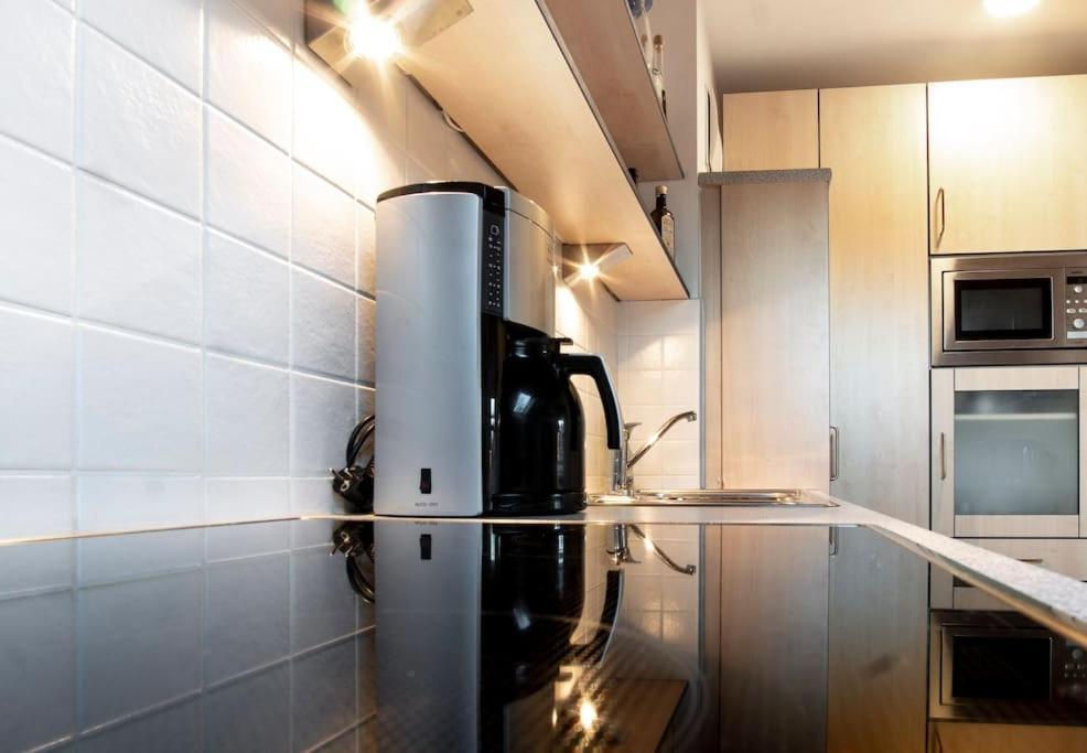 Luxury Living Near Weissensee +balcony +netflix Appartement *